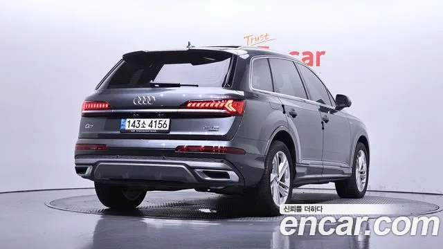 Audi Q7 2021 thumb 12