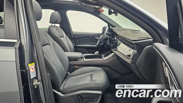 Audi Q7 2021 thumb 2