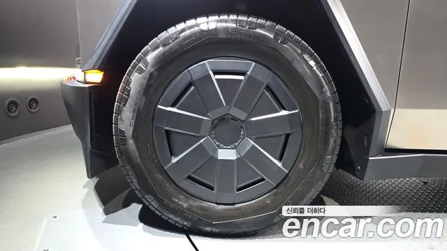 Tesla Cybertruck 2025 thumb 7