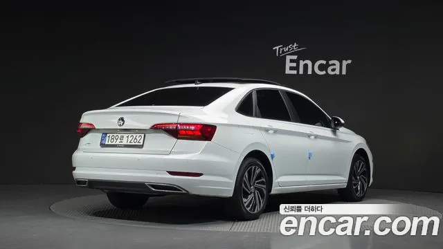 Volkswagen Jetta 2021 thumb 2