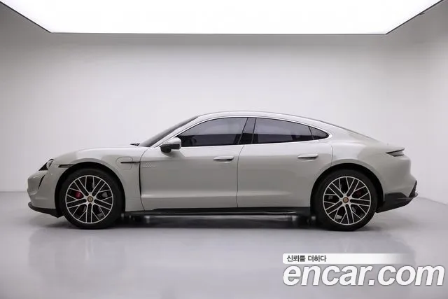 Porsche Taycan 2021 thumb 3