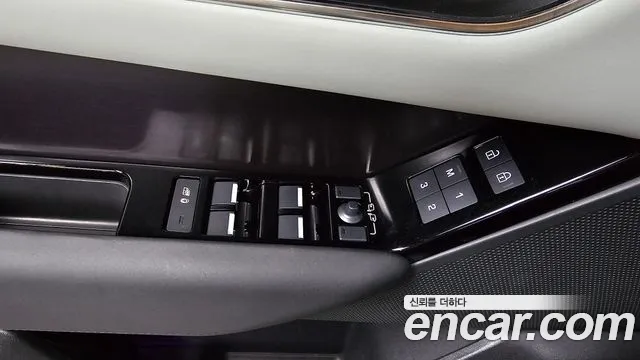 Land Rover Range Rover Velar 2025 thumb 7