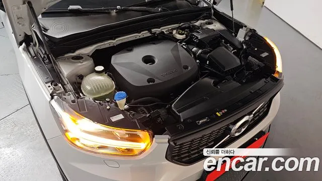 Volvo XC40 2020 thumb 2