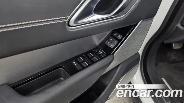 Land Rover Range Rover Velar 2019 thumb 8