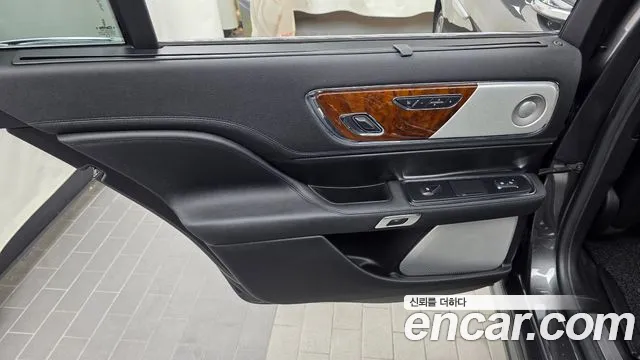 Lincoln Continental 2019 thumb 8
