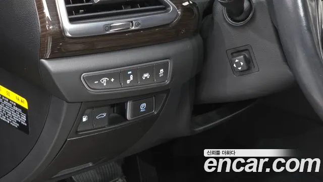 Genesis G90 2018 thumb 2