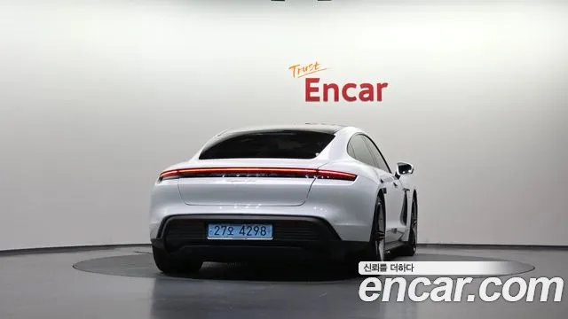 Porsche Taycan 2023 thumb 11