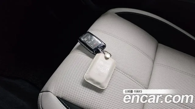 Land Rover Range Rover Velar 2023 thumb 12