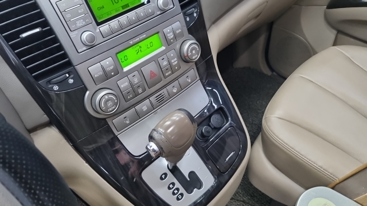 Kia Carnival 2012 thumb 11
