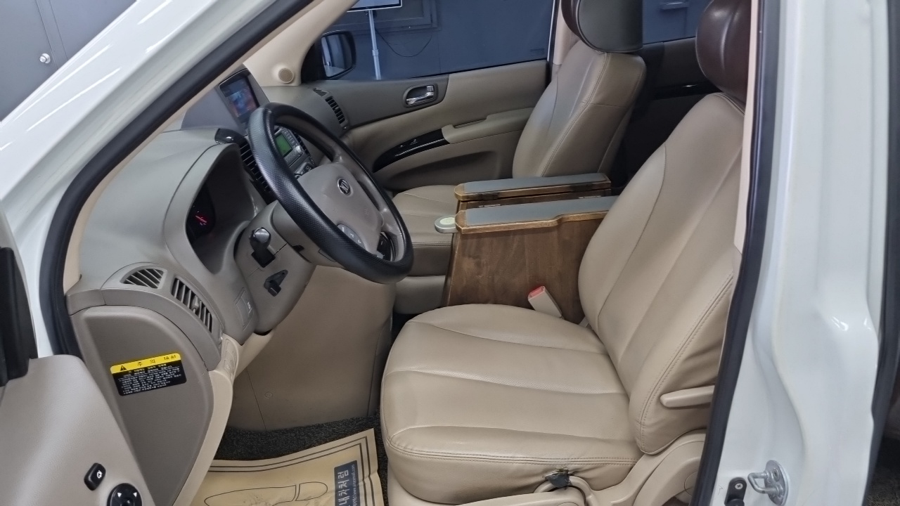 Kia Carnival 2012 thumb 6