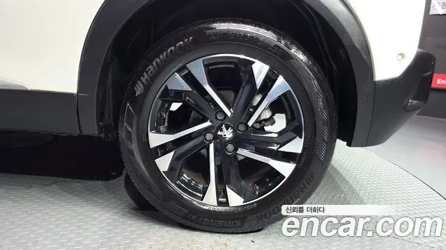 Peugeot 2008 2021 thumb 2