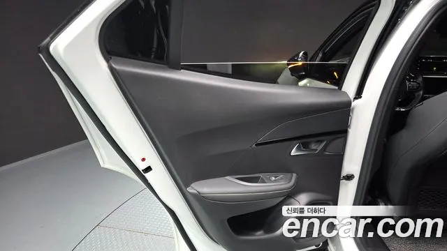 Peugeot 2008 2021 thumb 3