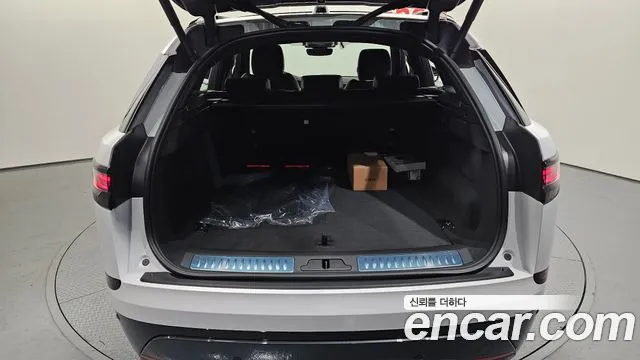 Land Rover Range Rover Velar 2026 thumb 3