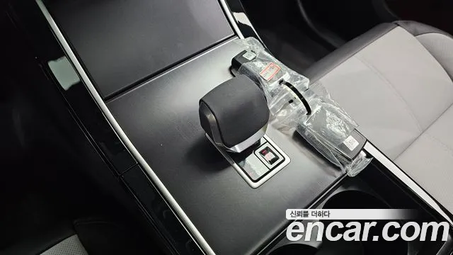 Land Rover Range Rover Velar 2026 thumb 6