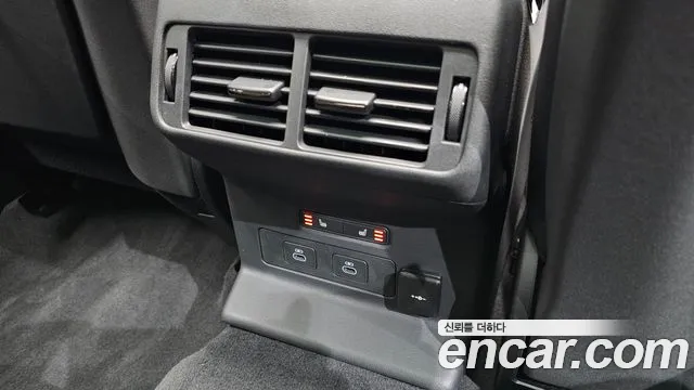 Land Rover Range Rover Velar 2026 thumb 8