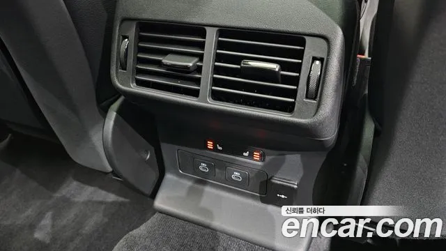 Land Rover Range Rover Velar 2026 thumb 8