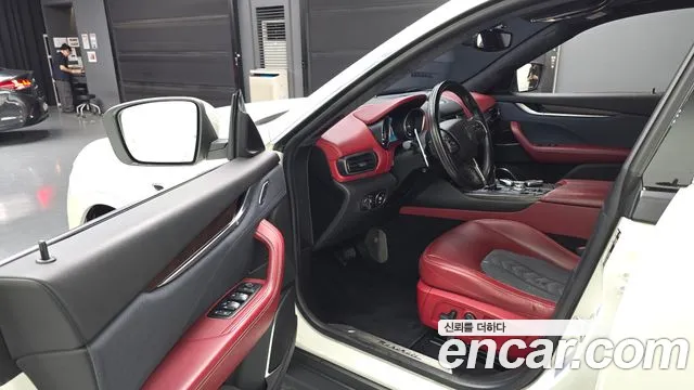 Maserati Levante 2018 thumb 2