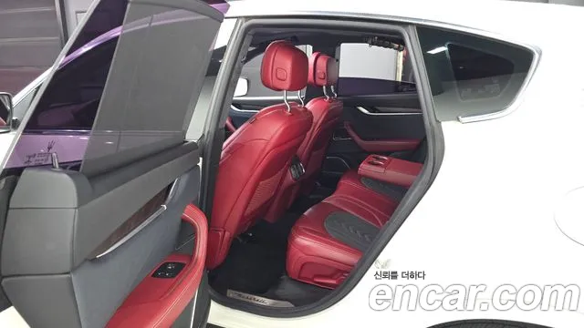 Maserati Levante 2018 thumb 12