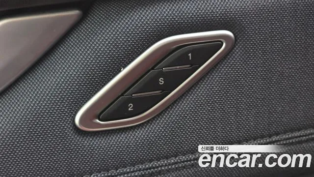 Maserati Levante 2018 thumb 8
