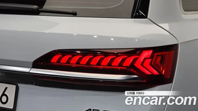 Audi Q7 2022 thumb 9