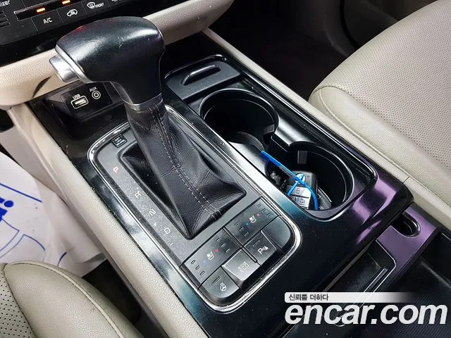 Kia Carnival 2016 thumb 11
