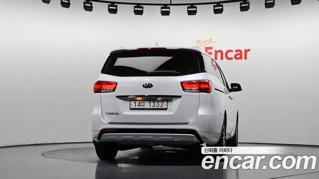 Kia Carnival 2015 thumb 8
