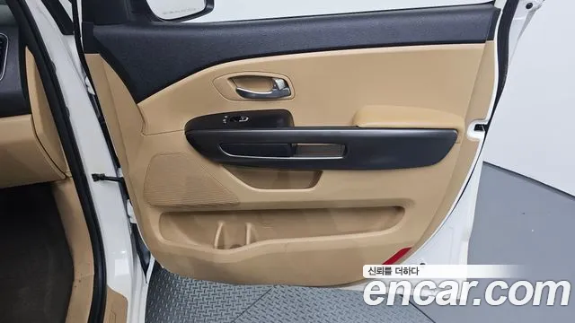 Kia Carnival 2015 thumb 10