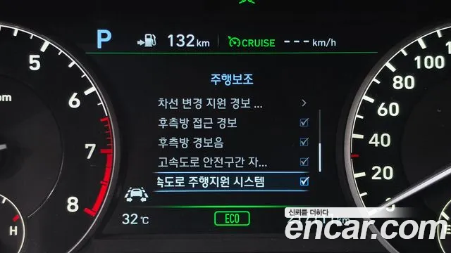 Genesis G90 2016 thumb 9