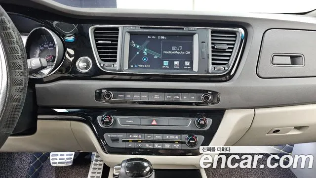 Kia Carnival 2016 thumb 9