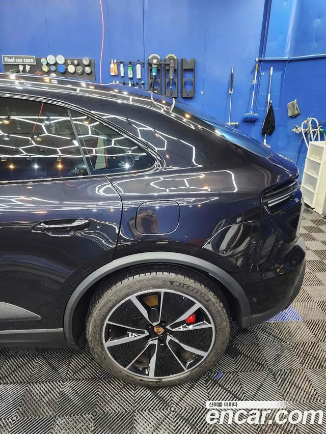 Porsche Macan 2025 thumb 2
