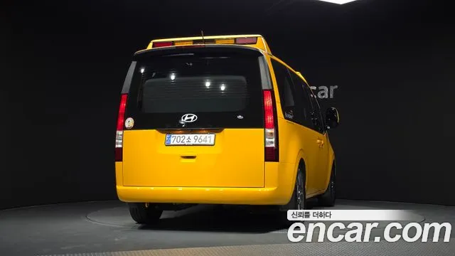 Hyundai Staria 2025 thumb 10