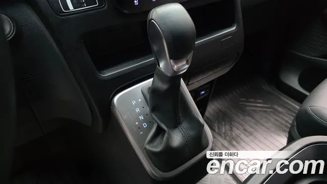 Hyundai Staria 2023 thumb 6