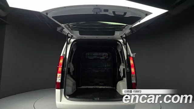 Hyundai Staria 2023 thumb 9