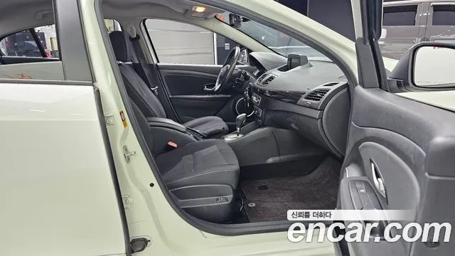 Renault Fluence 2013 thumb 10