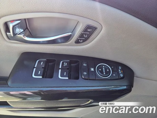 Kia Carnival 2015 thumb 12