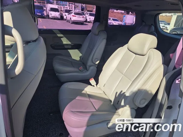 Kia Carnival 2015 thumb 5