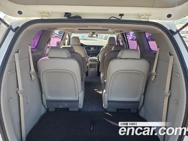 Kia Carnival 2015 thumb 10