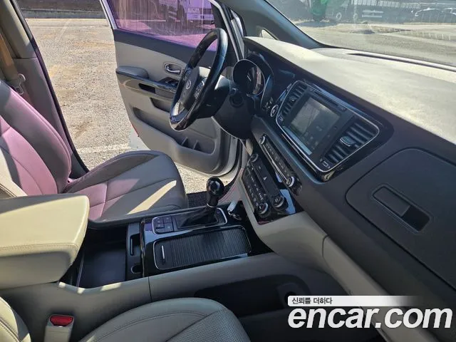 Kia Carnival 2015 thumb 9