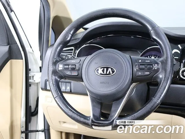 Kia Carnival 2017 thumb 2