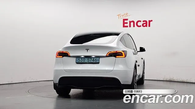 Tesla Model Y 2023 thumb 2
