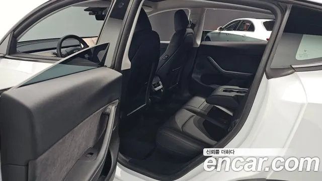 Tesla Model Y 2023 thumb 9