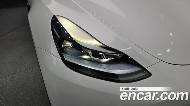 Tesla Model Y 2023 thumb 10