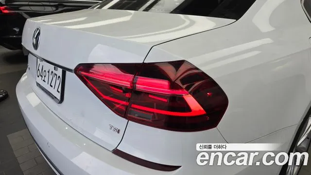 Volkswagen Passat (North America and China) 2018 thumb 9