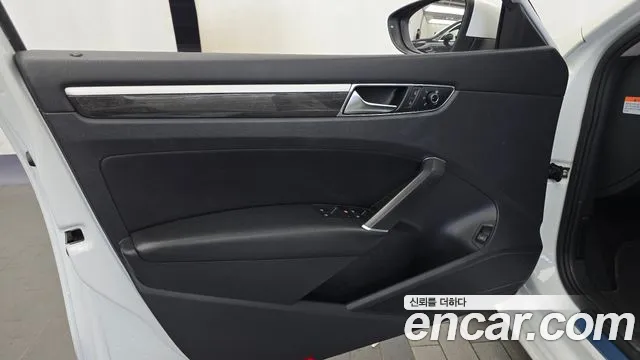Volkswagen Passat (North America and China) 2018 thumb 5