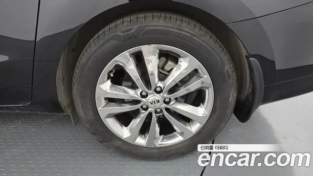 Kia Carnival 2015 thumb 12