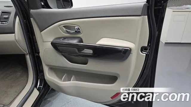Kia Carnival 2015 thumb 11