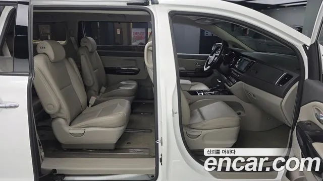 Kia Carnival 2017 thumb 4