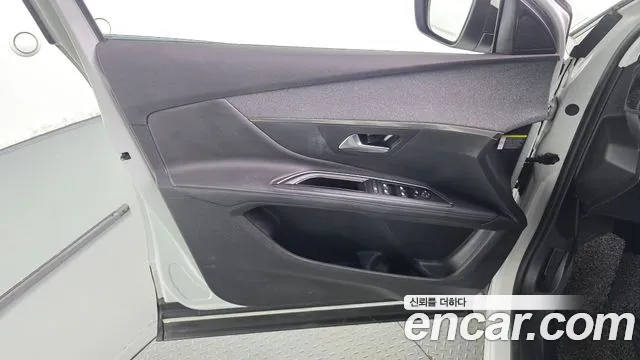 Peugeot 5008 2018 thumb 9