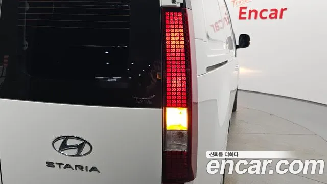 Hyundai Staria 2023 thumb 5