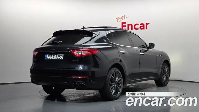 Maserati Levante 2018 thumb 11